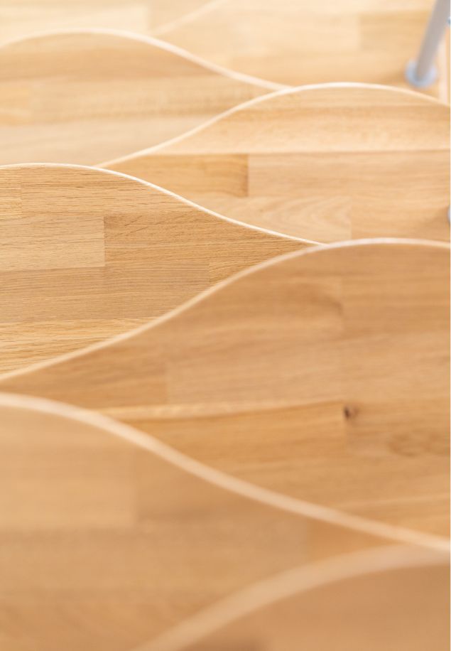 drvene stepenice BASEL s karakterističnim zakrivljenim izrezima