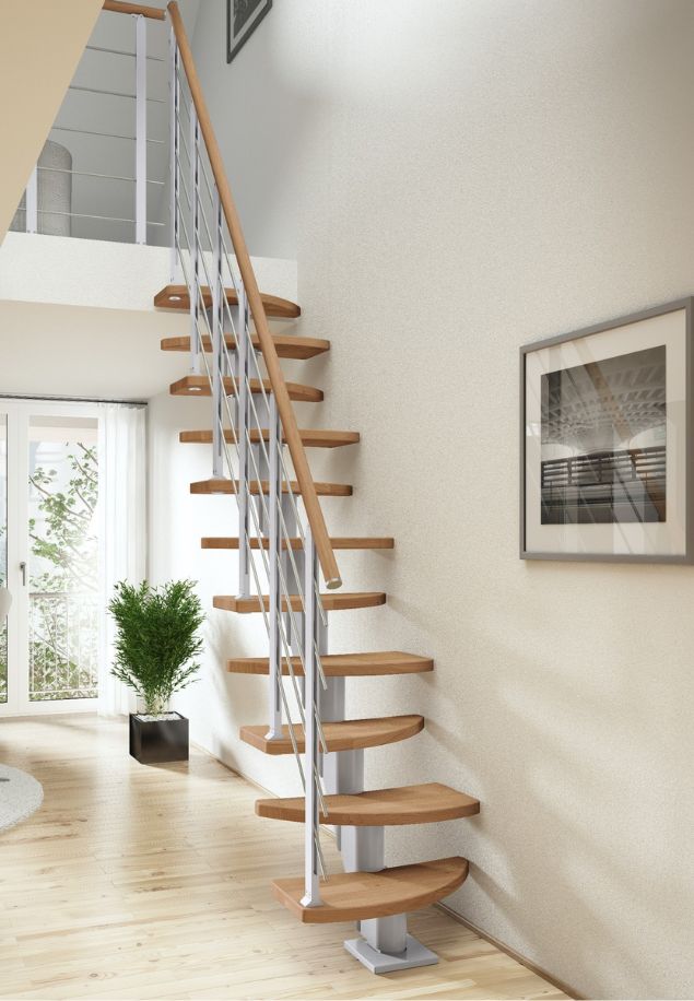 modularne stepenice s rotacijskim tokom, drvenim gazištima i sivom konstrukcijom u svijetlom interijeru