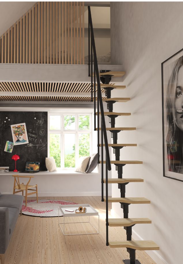 stepenice ATLANTA s crnom konstrukcijom i drvenim gazištima u modernom dnevnom boravku s galerijom
