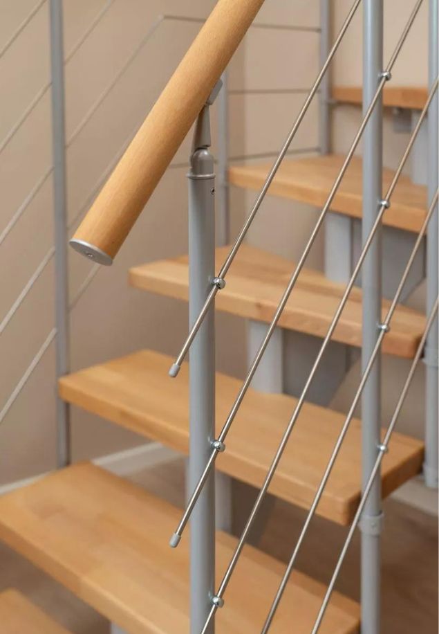 Detaljan prikaz rukohvata stepenica Frankfurt, od drvenog materijala sa metalnim kablovima, sa drvenim stepenicama u pozadini.