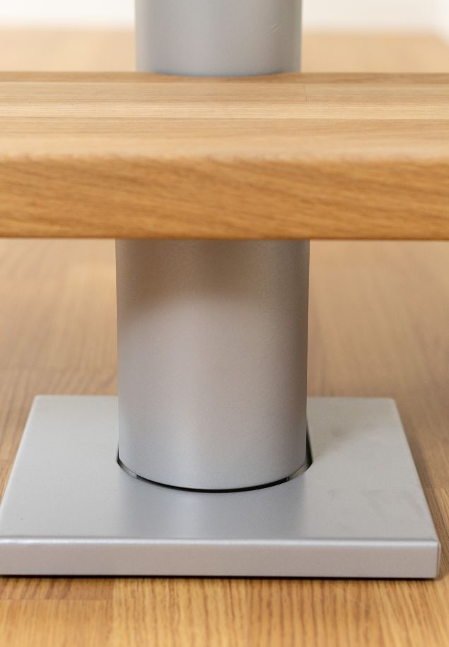 Detalj postolja stepenica HAMBURG s metalnom bazom i drvenim gazištem od bukve.