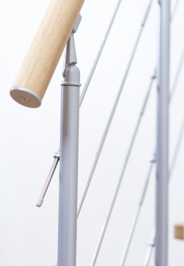 detal modularne ograde BASEL s čeličnim sajlama i drvenim rukohvatom