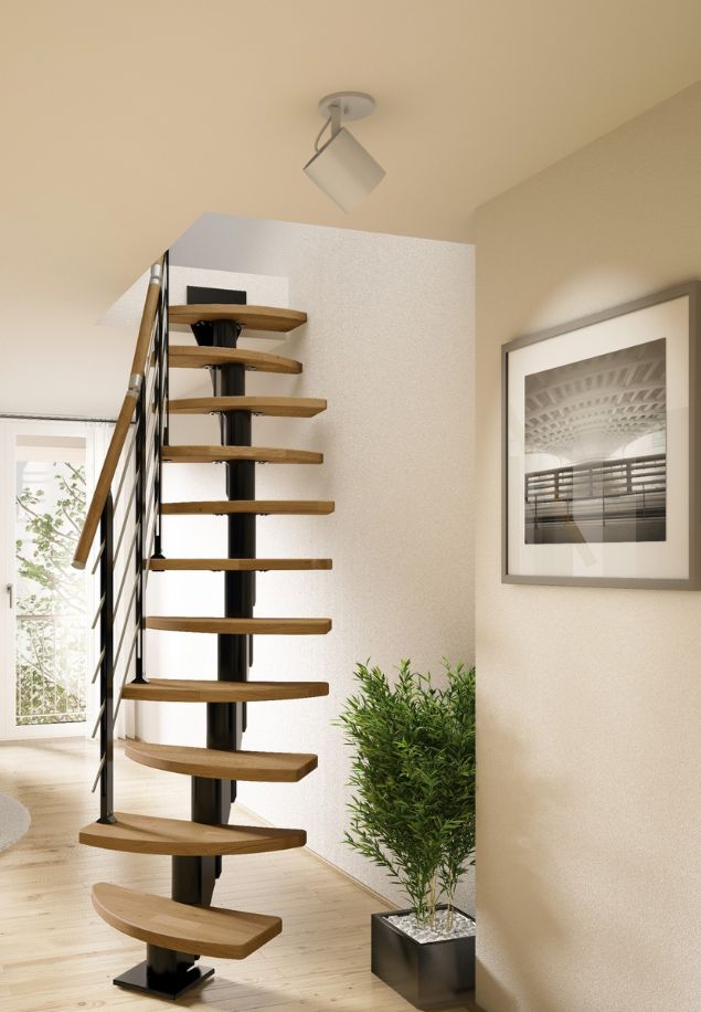 spiralne modularne stepenice s drvenim gazištima i crnom središnjom konstrukcijom u modernom interijeru