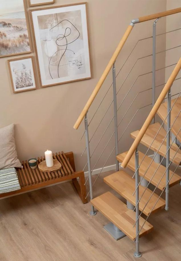 Stepenice Frankfurt s drvenim stepenicama i metalnim rukohvatom, postavljene u modernoj prostoriji s minimalističkim dekorom