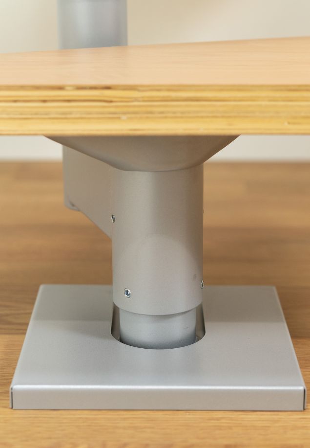 DALLAS detalj – stabilna montaža konstrukcije na pod donji detalj stepenica DALLAS s pričvršćenjem svijetlosive konstrukcije na pod i drvenim gazištem