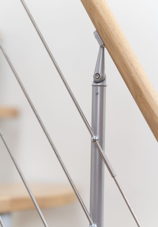 detal modernih modularnih stepenica BASEL s drvenim rukohvatom i čeličnim sajlama