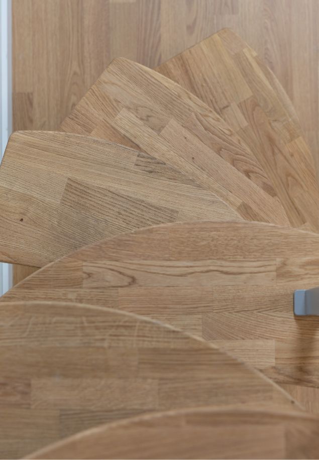 pogled odozgo na rotacijska drvena gazišta modularnih stepenica u polukružnom rasporedu