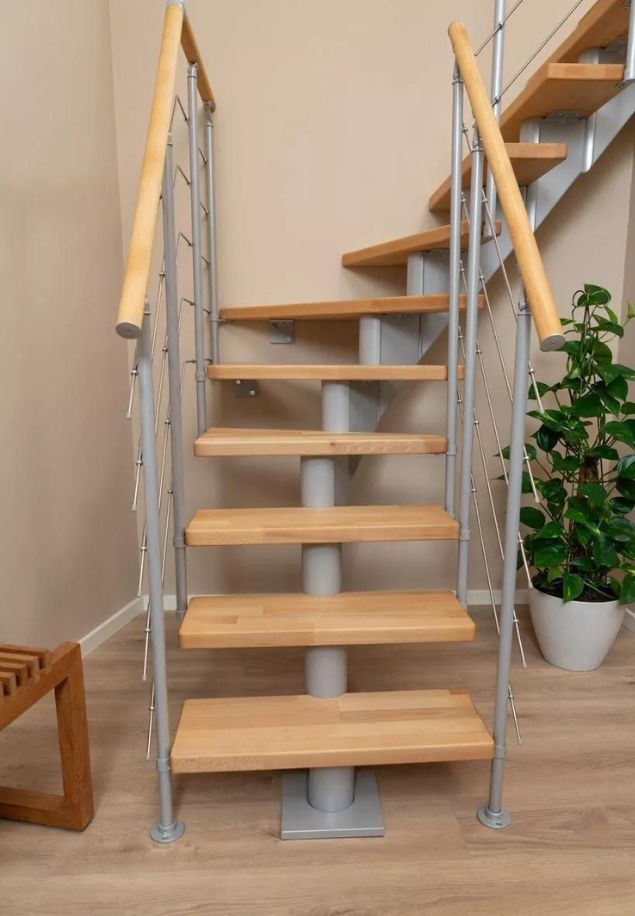 Stepenice modela Frankfurt sa drvenim stepenicama i metalnim rukohvatom, postavljene u svijetloj prostoriji s drvenim podom i biljkom