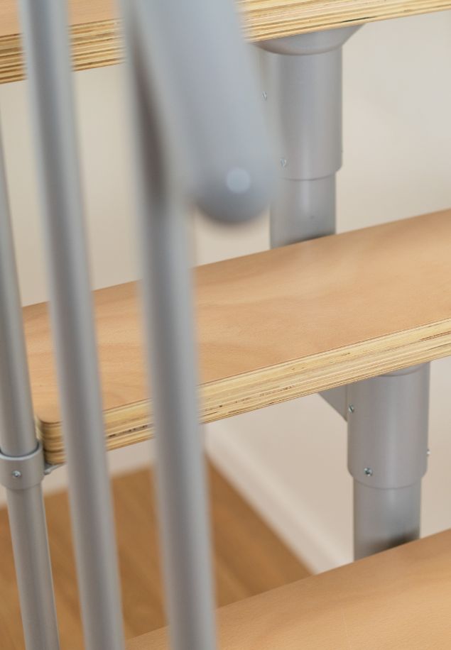 DALLAS detalj – spoj konstrukcije i gazišta u svijetlosivoj izvedbi detalj spajanja drvenih gazišta i svijetlosive konstrukcije na stepenicama DALLAS