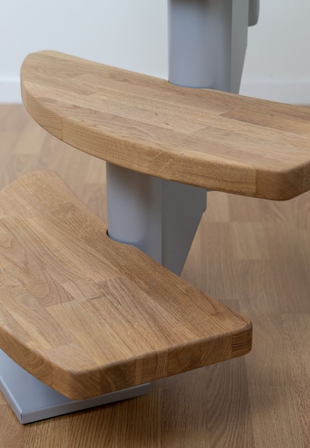 detalj drvenih zakrivljenih gazišta modularnih stepenica s metalnim središnjim nosačem