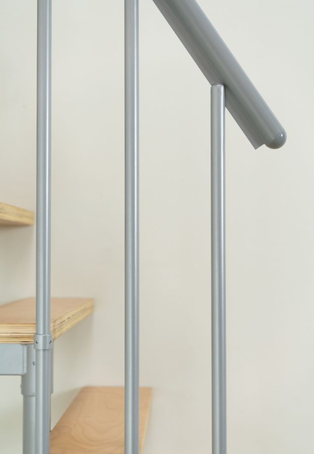 DALLAS detalj – svijetlosiva ograda i drvena gazišta detalj ograde stepenica DALLAS sa svijetlosivim rukohvatom i drvenim gazištem