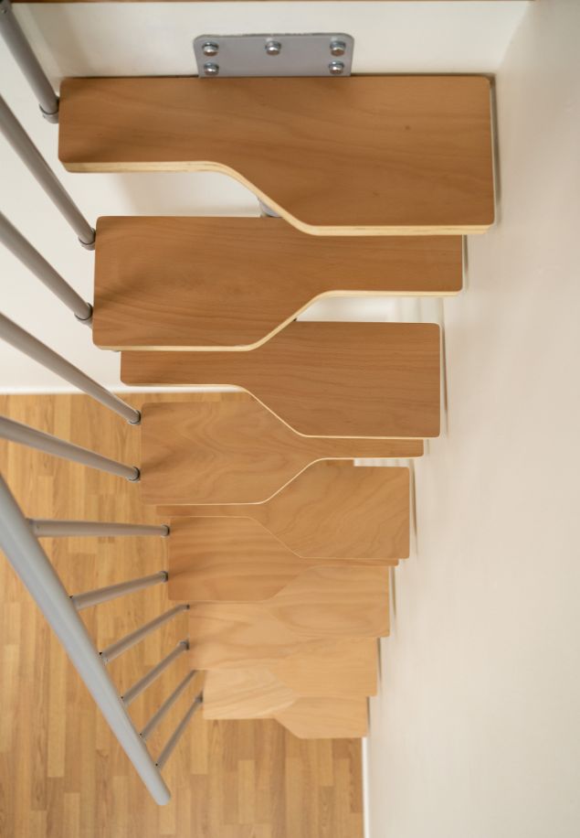 zakretni segment stepenica ATLANTA s drvenim gazištima i svijetlosivom konstrukcijom
