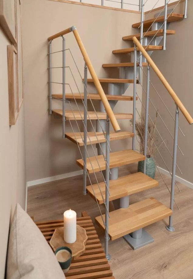 Stepenice modela Frankfurt sa drvenim rukohvatom i metalnim kablovima, postavljene u modernom interijeru.