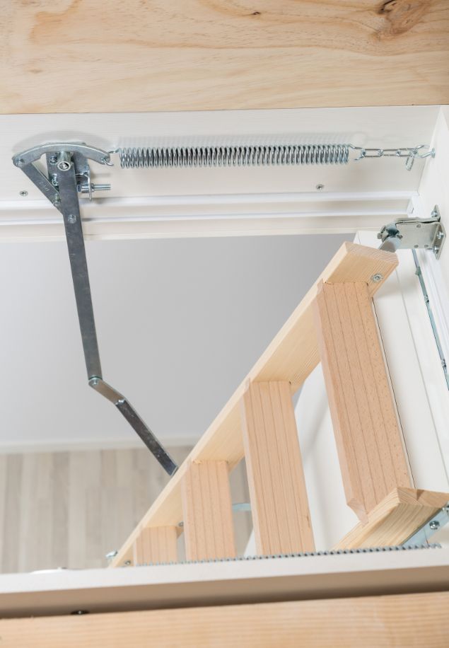 Mehanizam za otvaranje tavanskih stepenica ClickFIX® 76 GOLD za sigurno i stabilno otvaranje. Mehanizam za otvaranje tavanskih stepenica ClickFIX® 76 GOLD s oprugom i metalnim dijelovima za stabilno otvaranje.