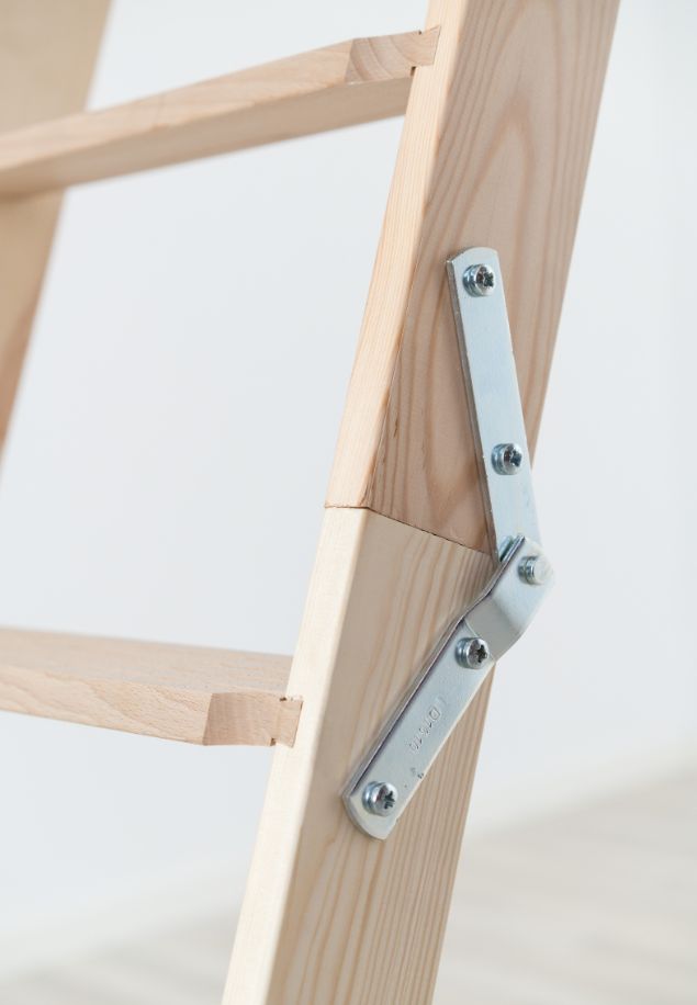 Metalni spoj na tavanskim stepenicama DOLLE ClickFIX® 76 GOLD za stabilnost i sigurnost. Metalni spoj na tavanskim stepenicama DOLLE ClickFIX 76 GOLD, dizajniran za stabilnost i sigurnost.