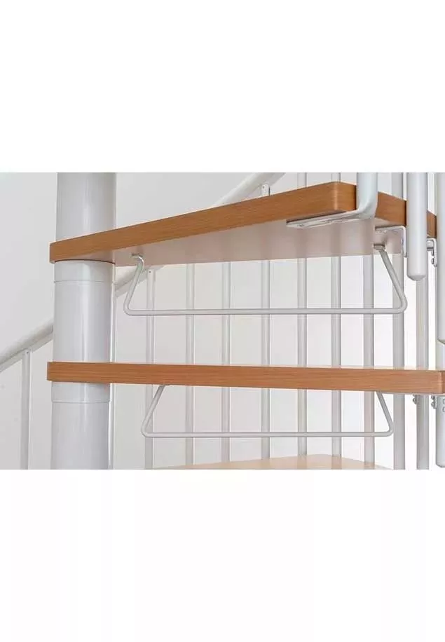 detalj bijelog spiralnog stubišta s dodatnim zaštitnim elementima između gazišta