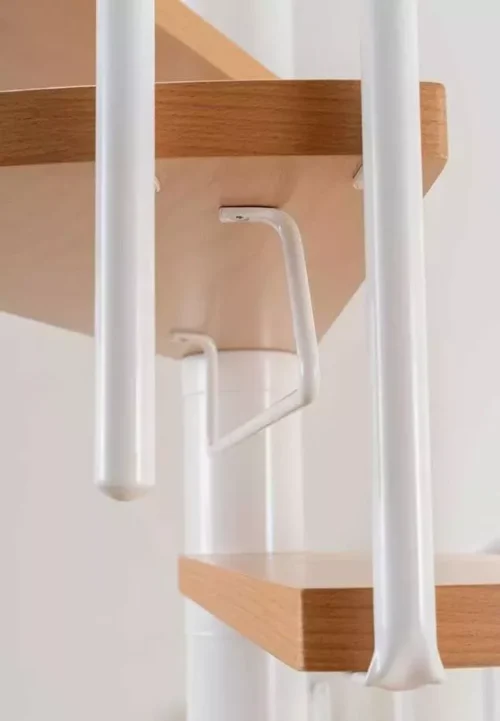 metalna prečka između stepenica spiralnog stubišta – dodatna sigurnost za djecu i kućne ljubimce