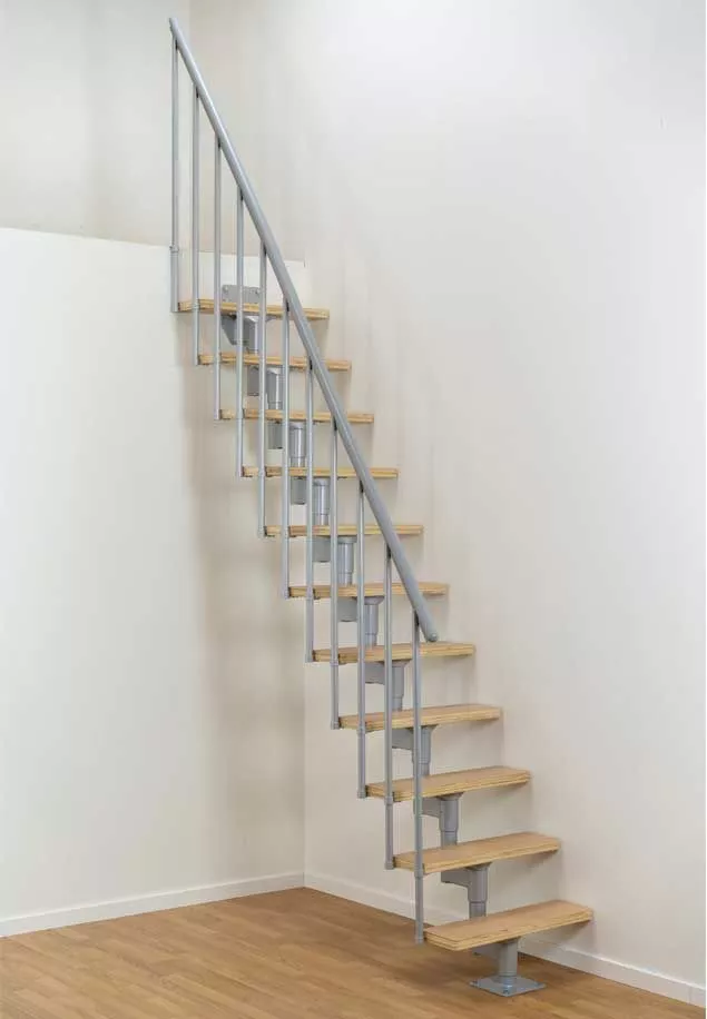 DALLAS ravne stepenice – bukva i svijetlosiva izvedba ravne stepenice DALLAS s bukovim gazištima i svijetlosivom konstrukcijom