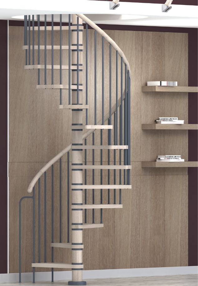 Spiralne stepenice COLUMBIA u svijetloj varijanti – moderan kontrast uz drvene površine spiralne stepenice COLUMBIA u svijetloj boji drva s tamnosivim metalnim stupićima i središnjim nosačem, postavljene uz zid s drvenim policama