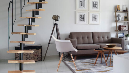 kompaktne crne spiralne stepenice s drvenim gazištima u modernom dnevnom boravku