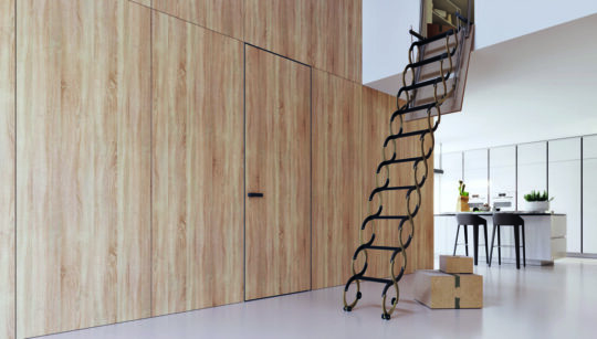 sklopive tavanske ljestve s crnom metalnom konstrukcijom u modernom interijeru s drvenom oblogom zida