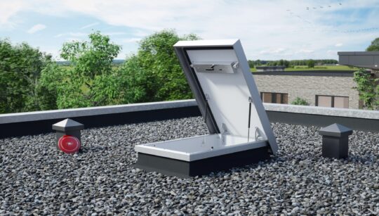 otvoreni izlaz na krov s bijelim poklopcem na šljunčanom ravnom krovu, okružen zelenilom