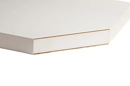 presjek bijelog poklopca za tavan s vidljivim slojem izolacije i drvenim slojevima