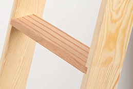 detalj protuklizne stepenice na drvenim tavanskim ljestvama