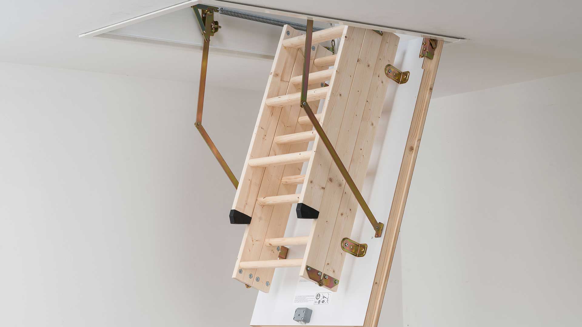 SW56 drvena potkrovna ljestva drvena potkrovna ljestva model SW56 djelomično sklopljena i montirana u stropni otvor