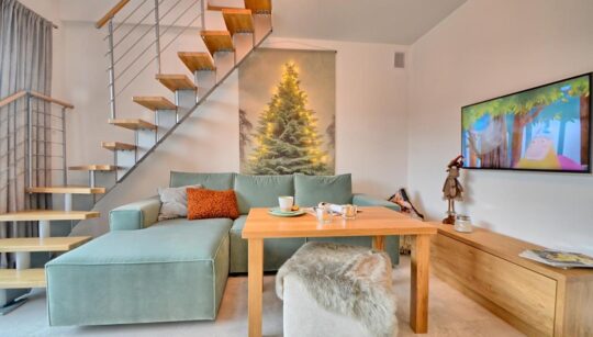 moderne stepenice sa drvenim gaznicima i metalnom konstrukcijom u udobnom dnevnom boravku s božićnim ukrasima