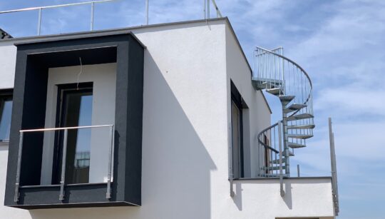 vanjsko spiralno stubište model TORONTO na modernoj bijeloj kući