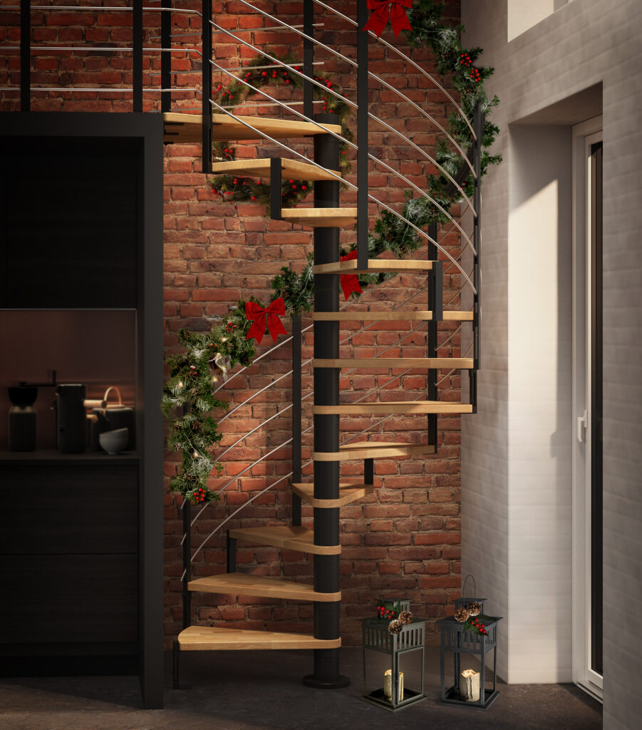 Božićno uređenje uz spiralno stubište MONTREAL spiralno stubište MONTREAL s crnom metalnom konstrukcijom i drvenim gazištima, ukrašeno božićnim vijencima i crvenim mašnama, cigleni zid u pozadini