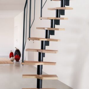 modularne stepenice ATHENA BLACK s crnom središnjom konstrukcijom i drvenim gaznicama u svijetlom interijeru