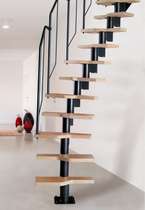modularne stepenice ATHENA BLACK s crnom središnjom konstrukcijom i drvenim gaznicama u svijetlom interijeru
