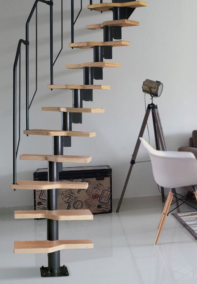 modularne stepenice ATHENA BLACK uz zid u svijetloj dnevnoj sobi modularne stepenice ATHENA BLACK s crnom metalnom konstrukcijom i drvenim gaznicama u modernom dnevnom boravku