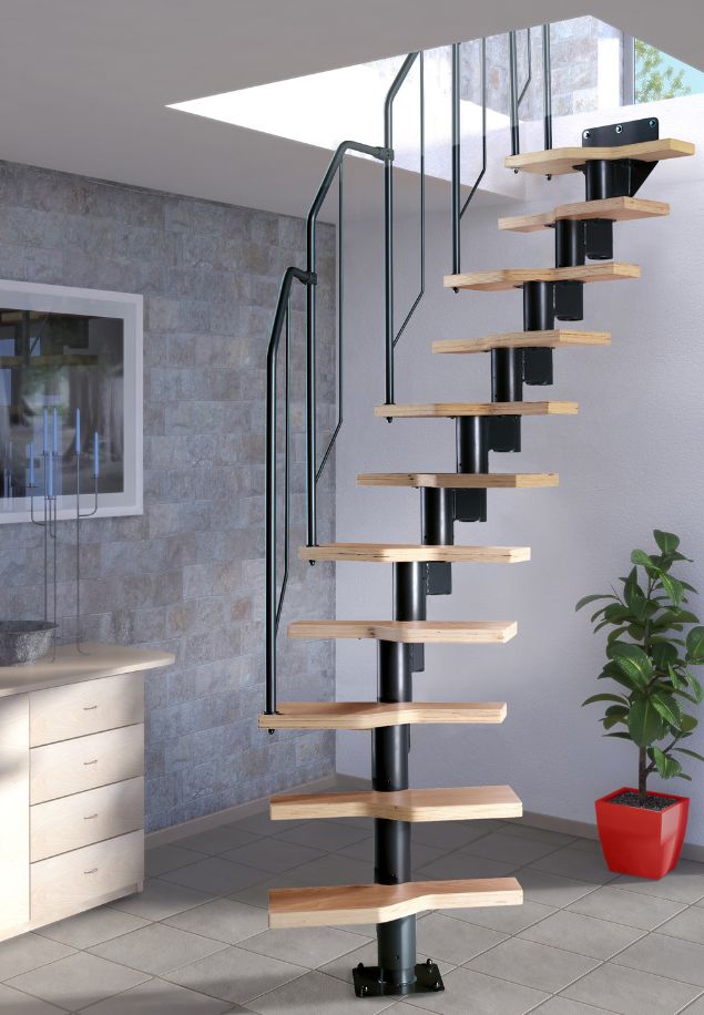 modularne stepenice ATHENA BLACK u svijetlom prostoru s krovnim svjetlom modularne stepenice ATHENA BLACK s crnom središnjom konstrukcijom i drvenim gaznicama ispod krovnog otvora