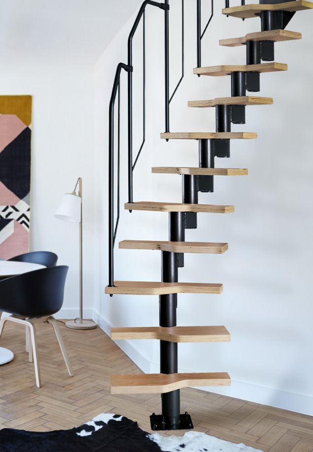 modularne stepenice ATHENA BLACK u suvremenom interijeru modularne stepenice ATHENA BLACK s crnom konstrukcijom i svijetlim drvenim gaznicama u modernoj blagovaonici