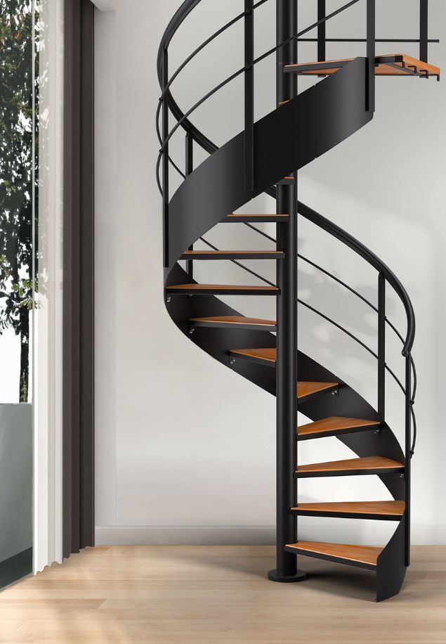 spiralne stepenice CAMBRIDGE s crnim metalnim rukohvatom i drvenim gaznicama uz staklenu stijenu