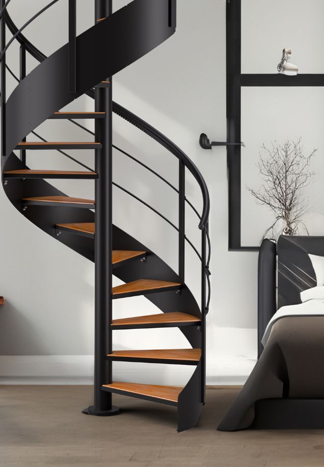 spiralne stepenice CAMBRIDGE s crnom metalnom konstrukcijom i drvenim gaznicama postavljene u spavaćoj sobi uz krevet
