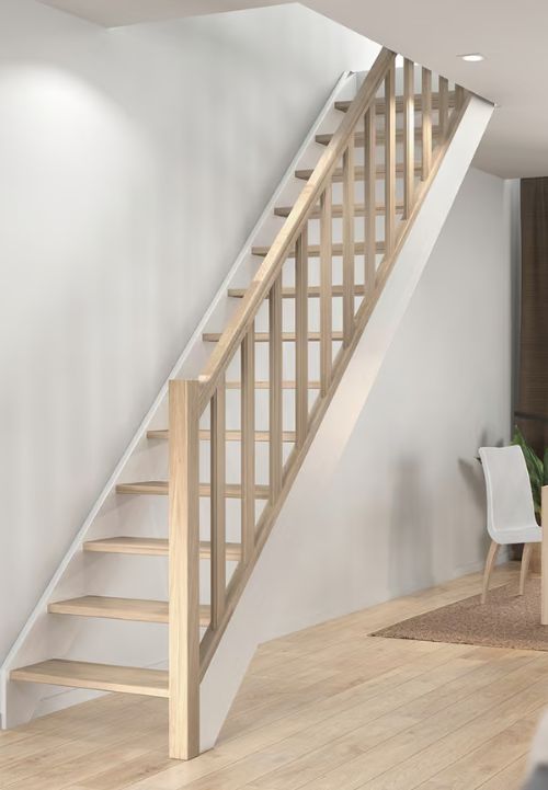 Klasične drvene stepenice s elegantnom ogradom u prirodnom tonu savršeno se uklapaju u moderan interijer Klasične drvene stepenice s elegantnom ogradom u prirodnom tonu savršeno se uklapaju u moderan interijer