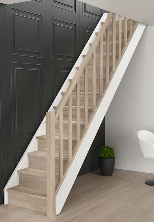 Klasične drvene stepenice s elegantnom ogradom u prirodnom tonu savršeno se uklapaju u moderan interijer