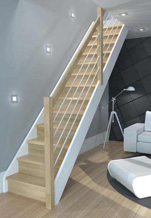 Klasične drvene stepenice s elegantnom ogradom u prirodnom tonu savršeno se uklapaju u moderan interijer
