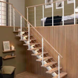 stepenice SYDNEY s bijelom metalnom konstrukcijom i LED rasvjetom, u interijeru s drvenim zidnim panelima i galerijom