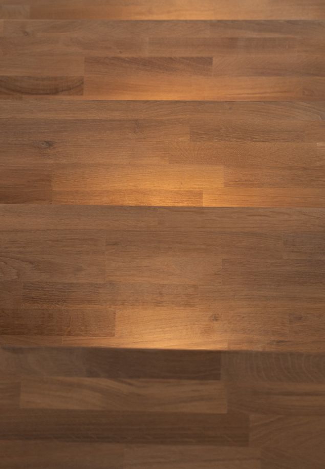 SYDNEY – pohľad zhora na schody s integrovaným osvetlením pohľad zhora na drevené schody SYDNEY s jemným LED podsvietením