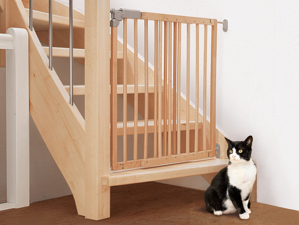 Zaštitna ograda za kućne ljubimce i djecu – sigurnost na prvom mjestu crno-bijela mačka sjedi ispred drvene zaštitne ograde postavljene na početku stepenica