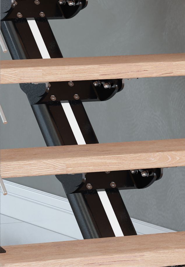 detalj stubišta SYDNEY s crnom konstrukcijom i svijetlim drvenim gazištima