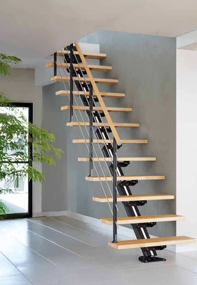 stubiste SYDNEY s crnom konstrukcijom i drvenim gazištima