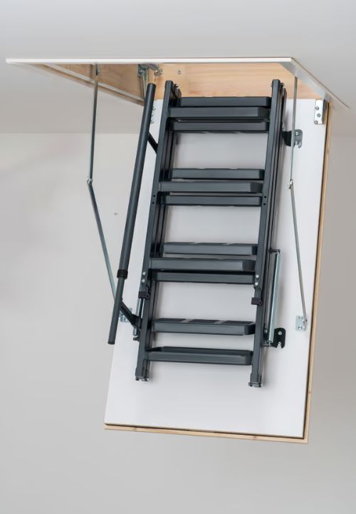 REI 45 Comfort – sklopljene protupožarne metalne ljestve s izoliranom klapom metalne protupožarne stropne ljestve REI 45 Comfort u sklopljenom položaju unutar bijele termoizolirane klape