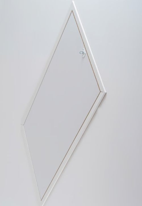 REI 45 Comfort – diskretna termoizolirana klapa u ravnini sa stropom zatvorena bijela klapa modela REI 45 Comfort s metalnim prstenom za otvaranje