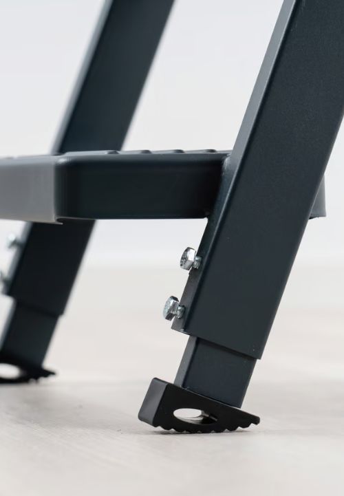 REI 45 Comfort – protuklizna metalna baza za stabilan oslonac detalj protuklizne nožice i spoja metalnih ljestvi modela REI 45 Comfort